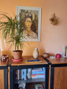 Terapeutická místnost obrázek s Fridou Kahlo